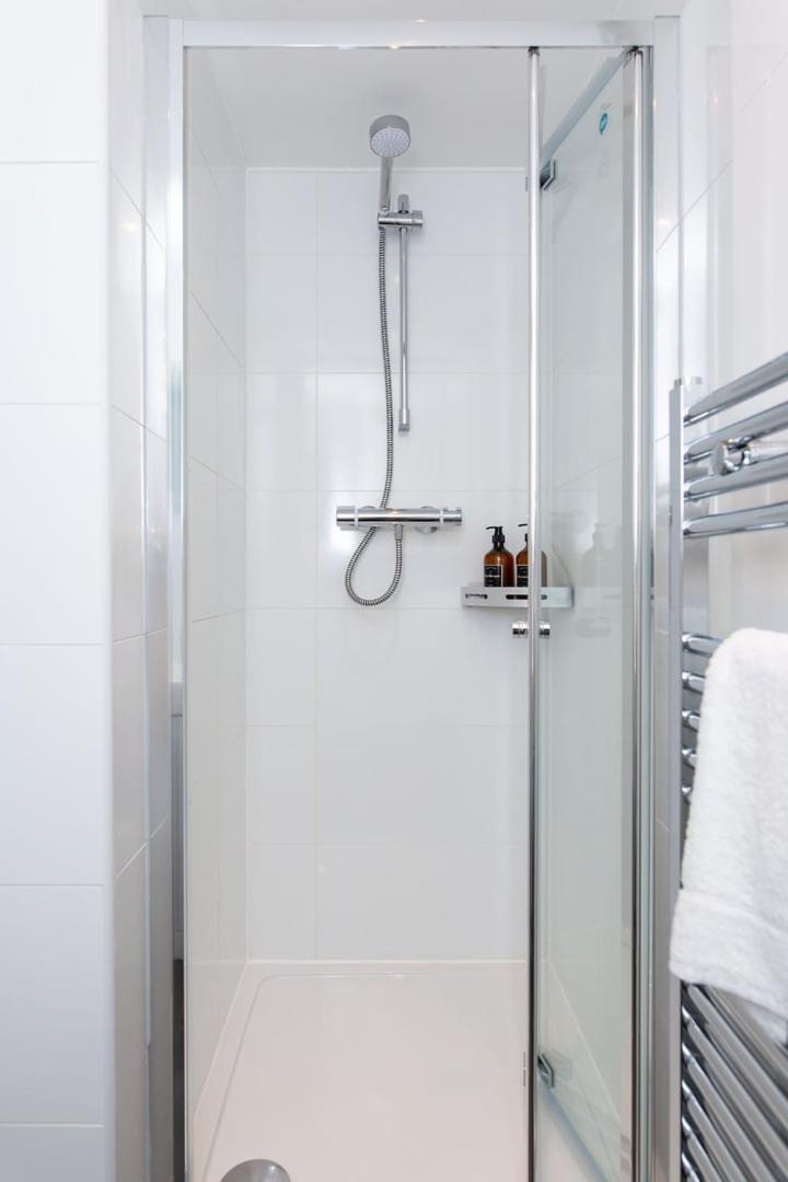 Stylish Apartment W/ Private Garden - Dog Friendly Newport Kültér fotó