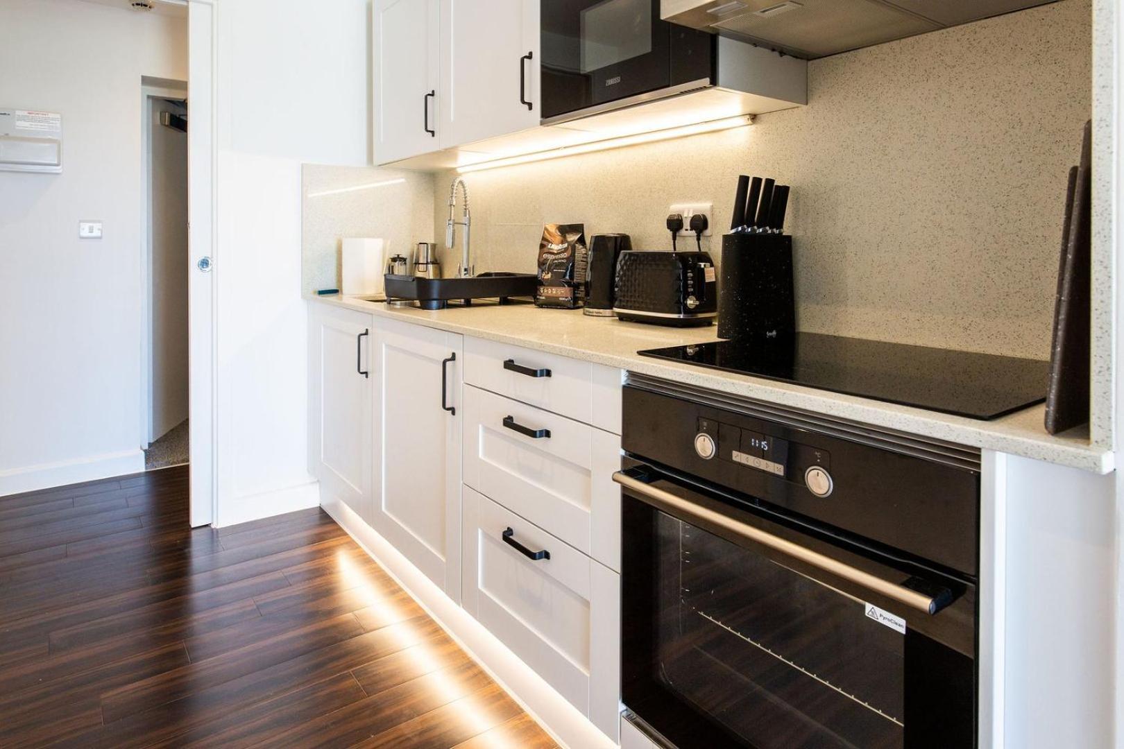Stylish Apartment W/ Private Garden - Dog Friendly Newport Kültér fotó